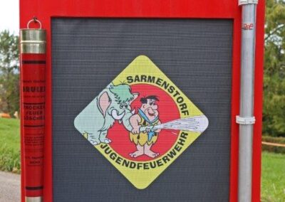 Beschriftetes Feuerwehrauto der Jugendfeuerwehr Sarmenstorf